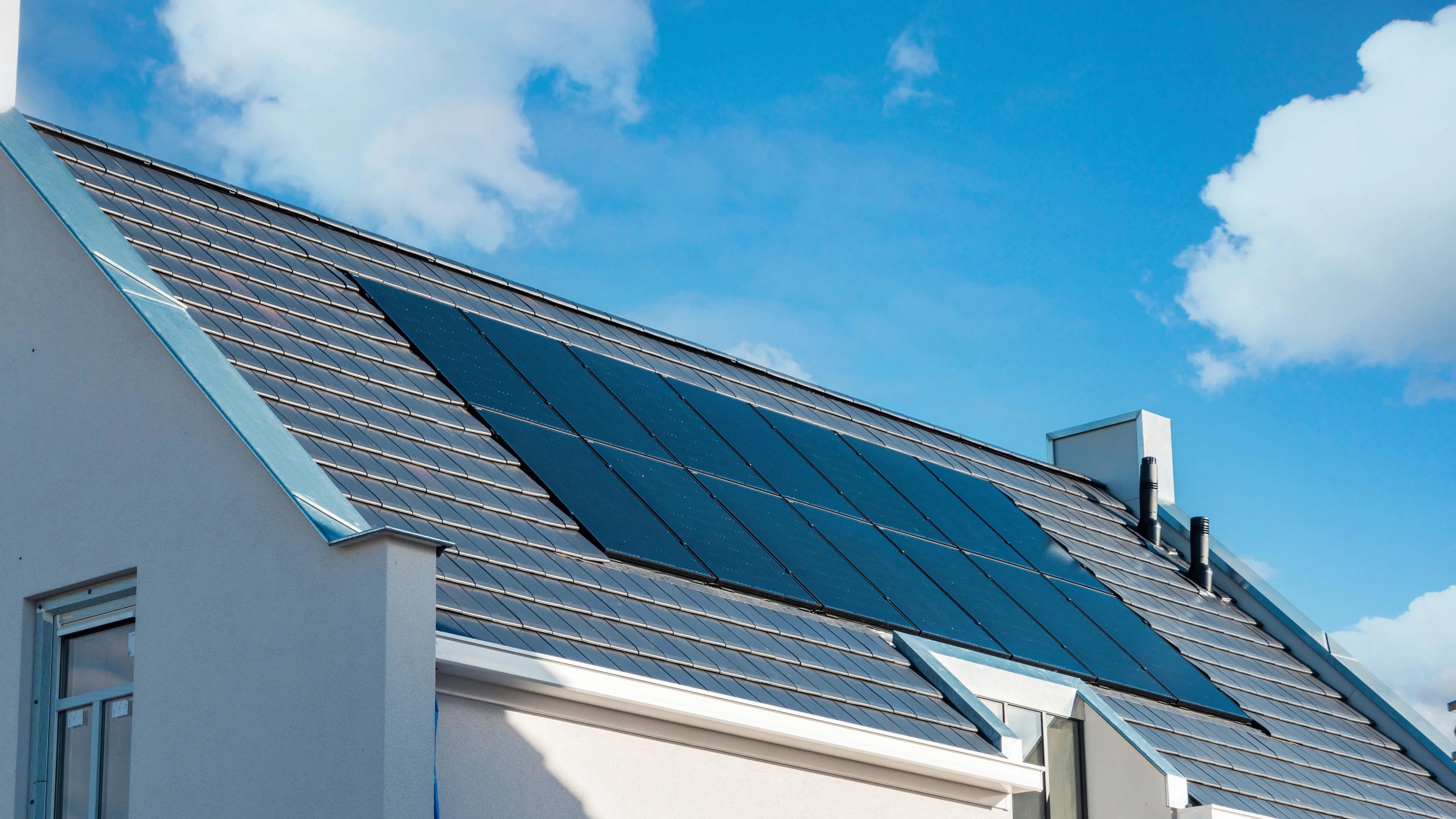 Zonnepanelen op een dak